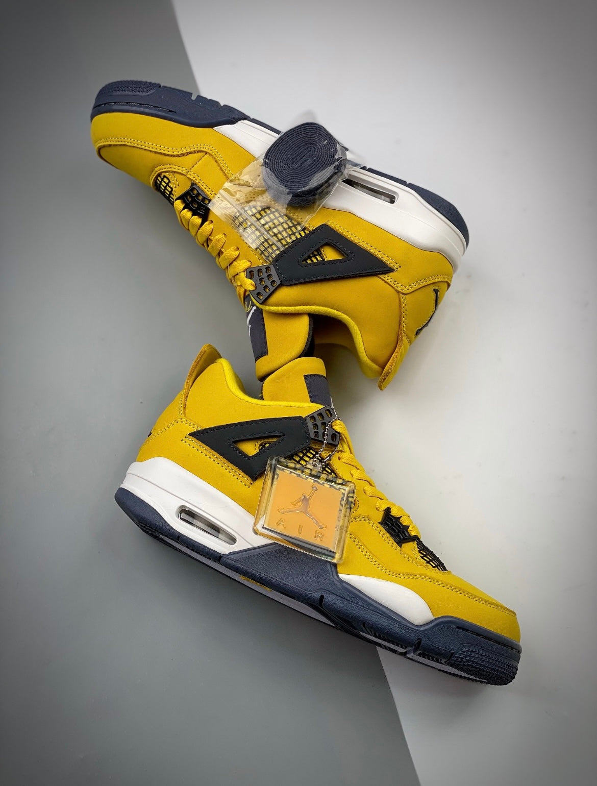 Jordan
Air Jordan 4 Retro "Lightning 2021" sneakers